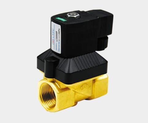How does a fluid solenoid valve function and what is its primary purpose?